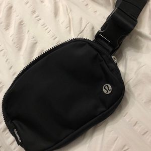 Lululemon Everywhere Belt Bag in Black BRAND NEW